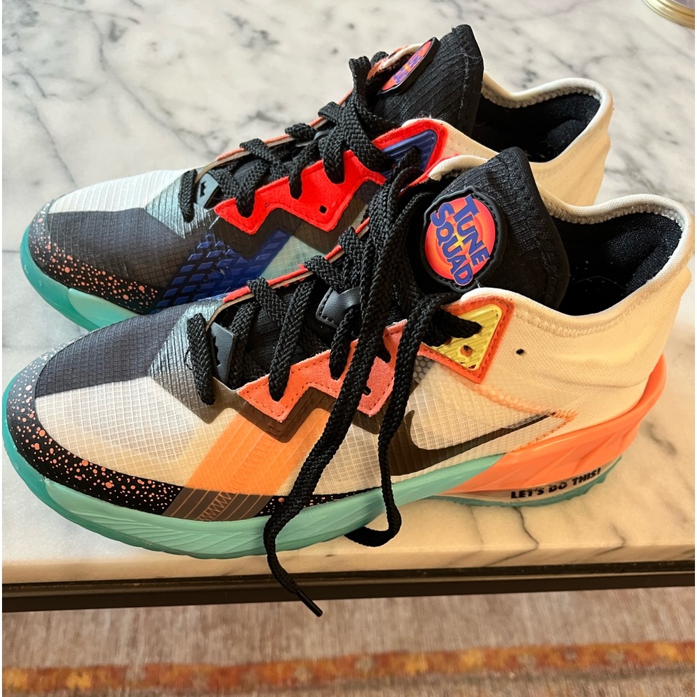 Nike Levron boys looney tunes edition basketball shoes